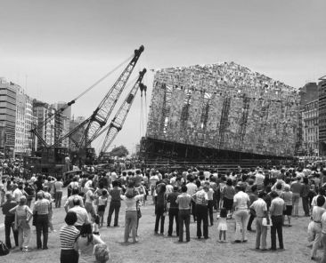 © Marta Minujín, El Partenón de libros (Der Parthenon der Bücher, 1983), Installation, Avenida 9 de Julio, Buenos Aires, Foto: Marta Minujín Archive
