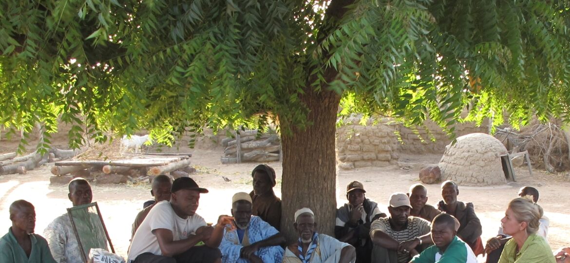 mit einem Dorfrat in Mali 2010.Foto Pewesin