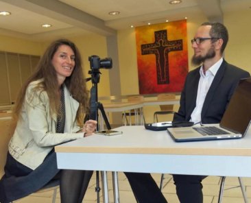 Künstlerin Manuela Hartel beim Interview