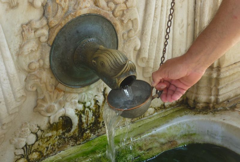 12922 - Am Brunnen, im Weinberg, auf dem Weg