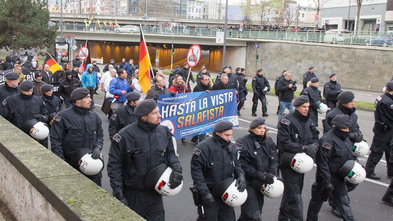 13670 - Extremistische Bewegungen im Auftrieb